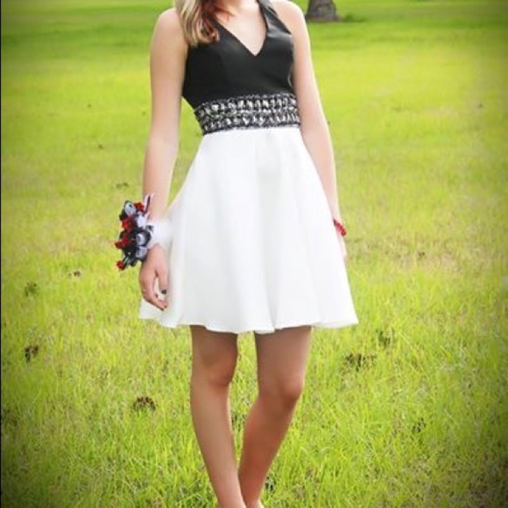 Mori Lee Homecoming Dress Size 2 black and white